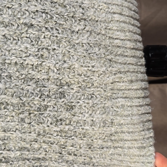 Denver Hayes green & cream thick cozy knit long sleeve sweater, size medium, NWT - Picture 2 of 9